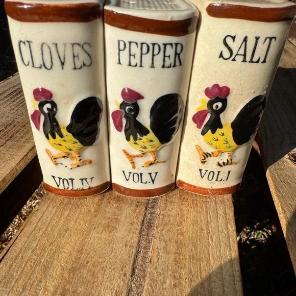 VINTAGE DECORATIVE COLLECTIBLE BOOK SHAPED SALT CLOVES PEPPER SHAKERS W/ ROOSTER - Picture 2 of 8
